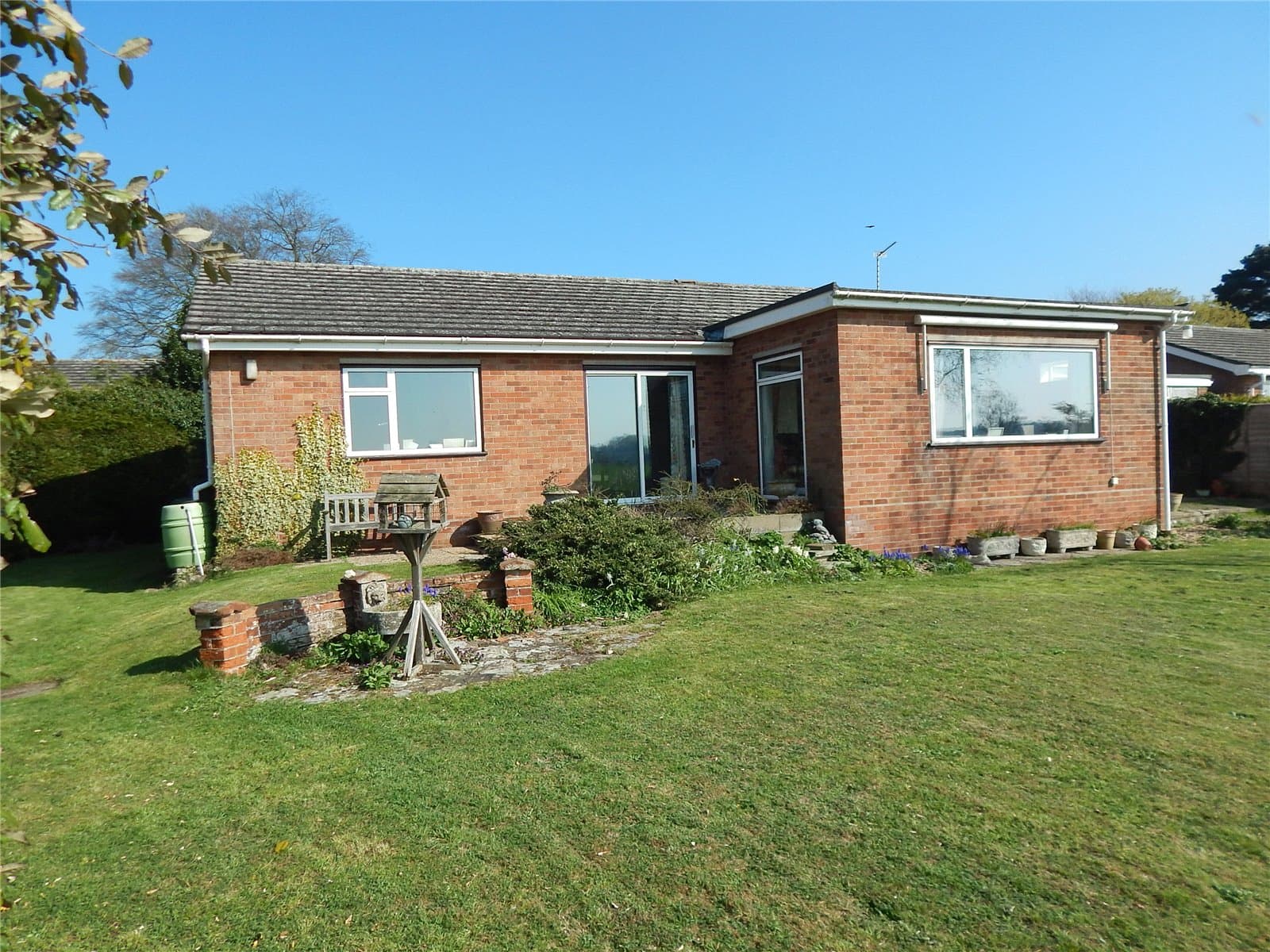 A recently refurbished detached, 3 bedroom bungalow set in about 0.25 acres, with outstanding westerly views over the Waveney Valley meadows, situated in a cul-de-sac within walking distance of the to — photo 1