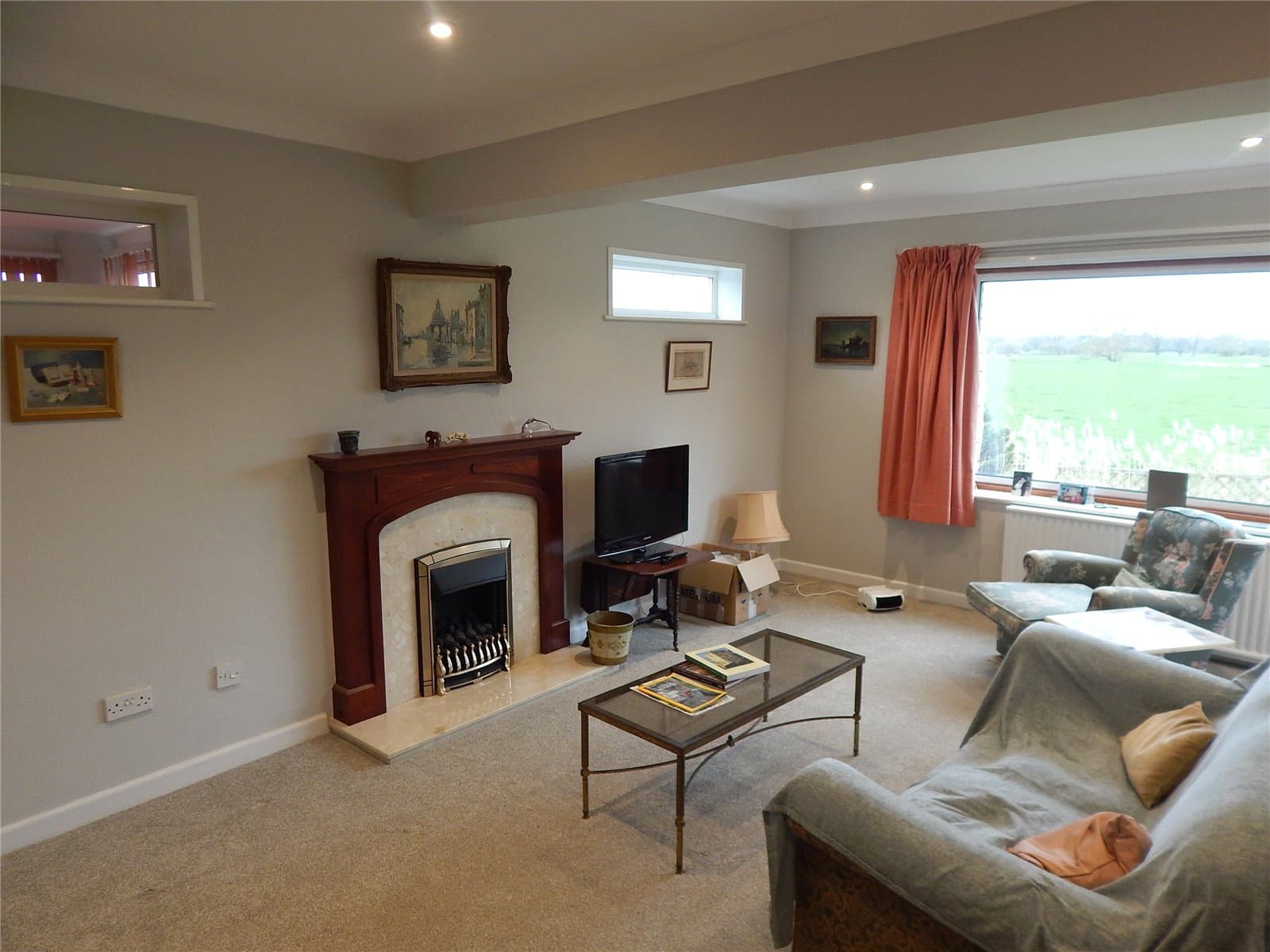 A recently refurbished detached, 3 bedroom bungalow set in about 0.25 acres, with outstanding westerly views over the Waveney Valley meadows, situated in a cul-de-sac within walking distance of the to — photo 4