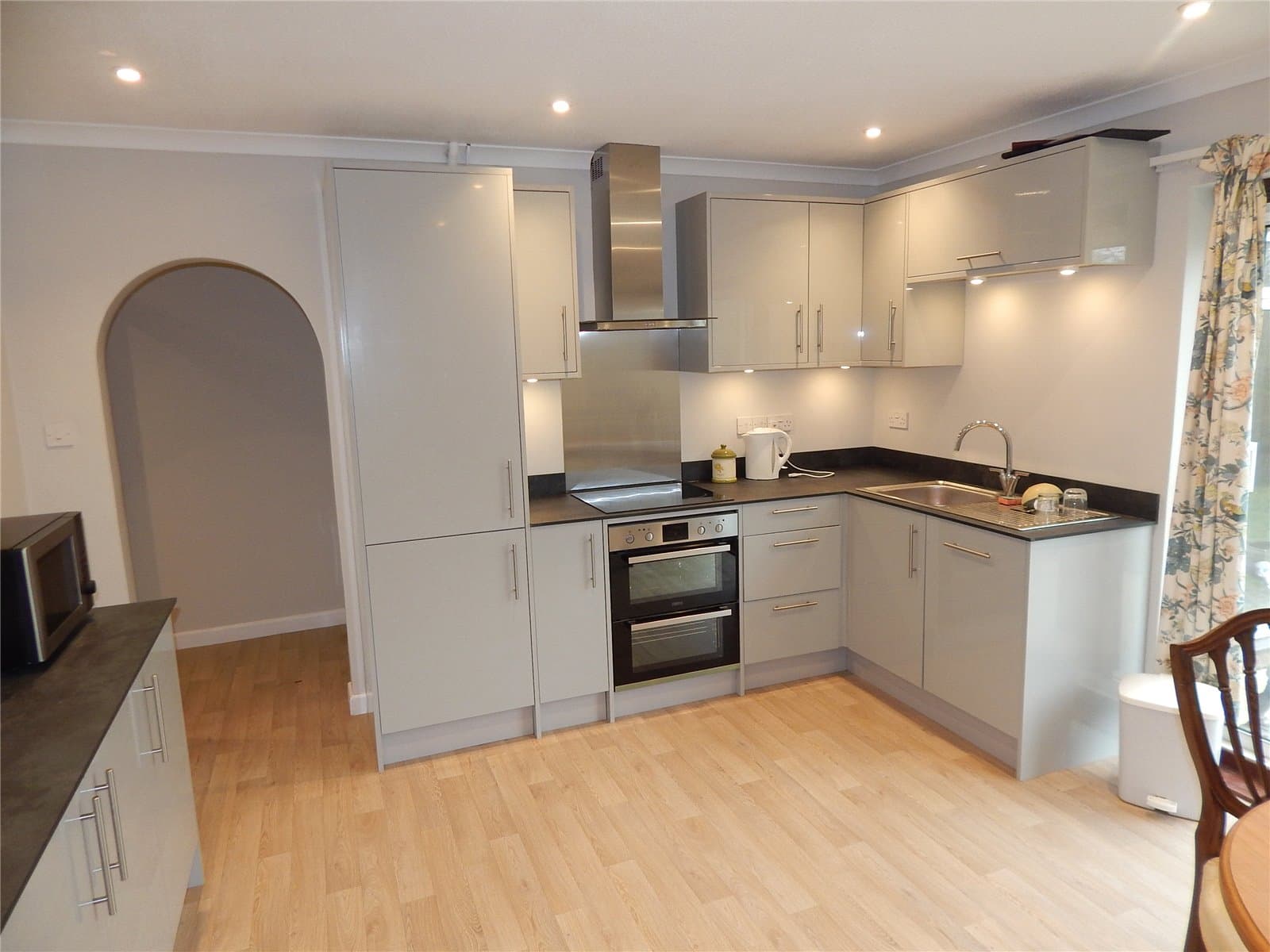 A recently refurbished detached, 3 bedroom bungalow set in about 0.25 acres, with outstanding westerly views over the Waveney Valley meadows, situated in a cul-de-sac within walking distance of the to — photo 2