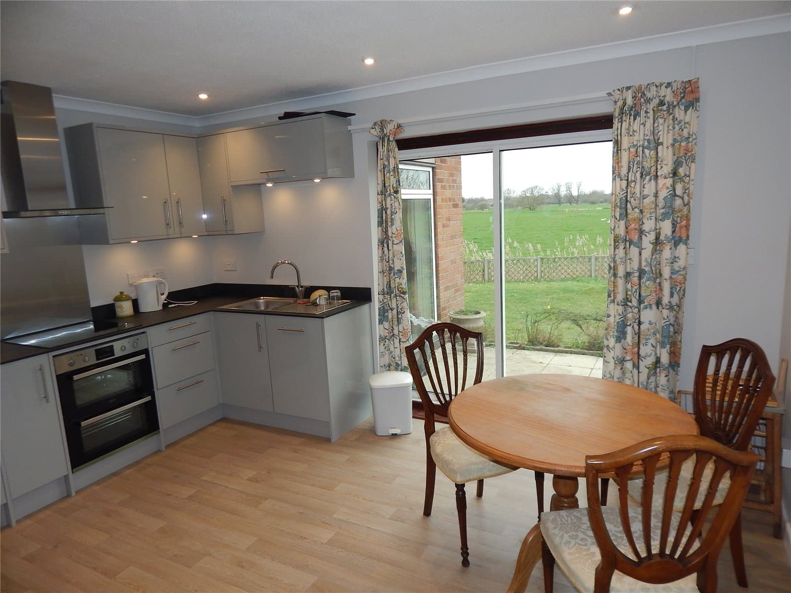 A recently refurbished detached, 3 bedroom bungalow set in about 0.25 acres, with outstanding westerly views over the Waveney Valley meadows, situated in a cul-de-sac within walking distance of the to — photo 3