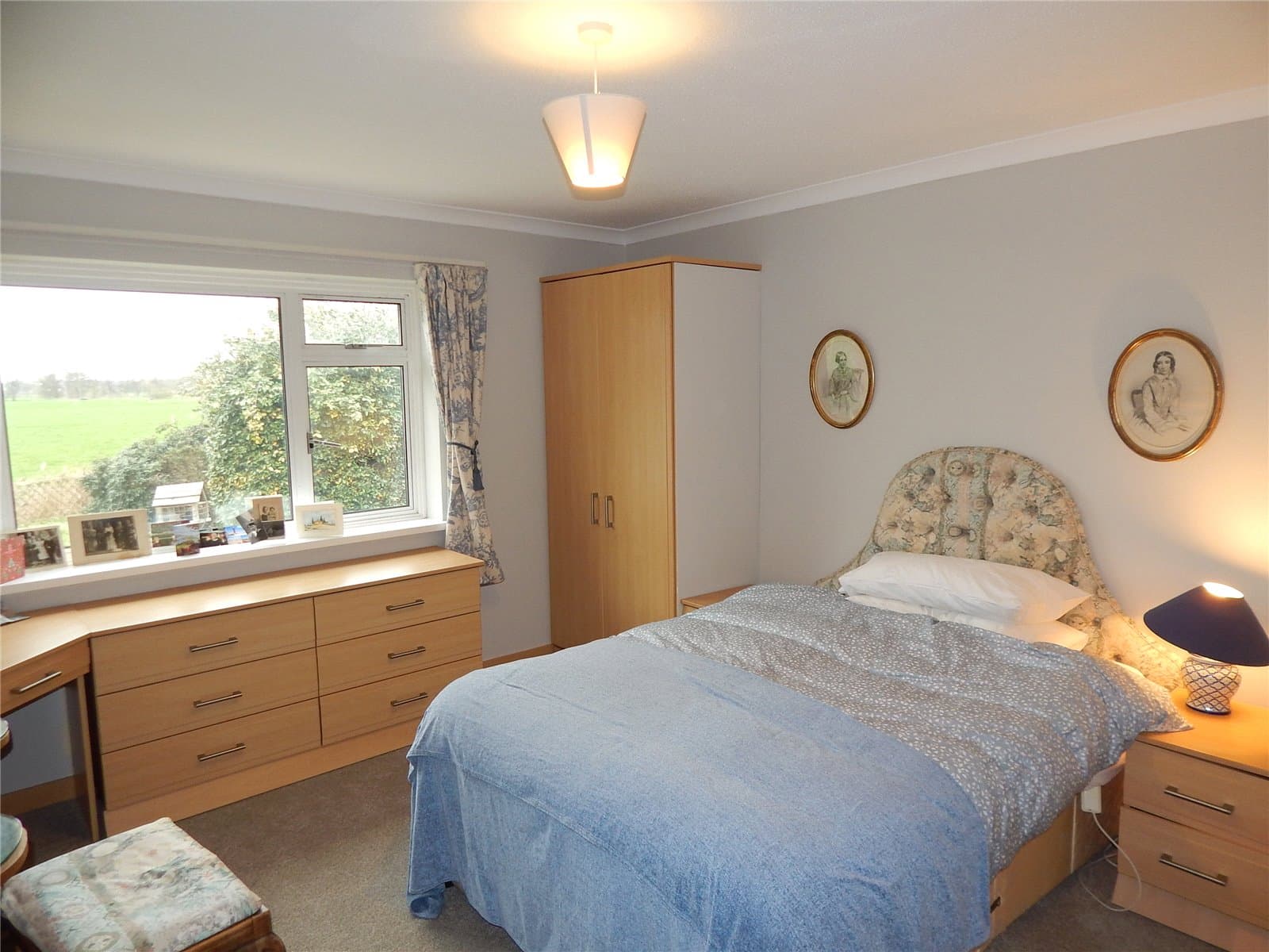 A recently refurbished detached, 3 bedroom bungalow set in about 0.25 acres, with outstanding westerly views over the Waveney Valley meadows, situated in a cul-de-sac within walking distance of the to — photo 5