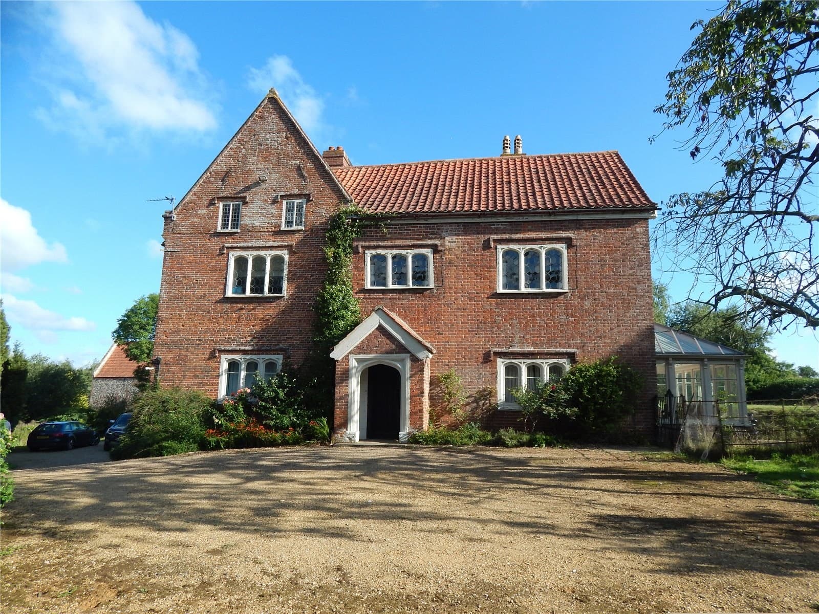 An early 17th Century Grade II Listed detached farmhouse situated in an idyllic, quiet position on the Somerleyton Estate, set in unspoilt countryside and yet close to amenities, facilities and the Co — photo 1
