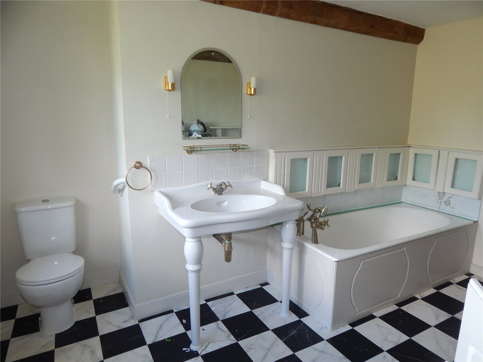 An early 17th Century Grade II Listed detached farmhouse situated in an idyllic, quiet position on the Somerleyton Estate, set in unspoilt countryside and yet close to amenities, facilities and the Co — photo 4