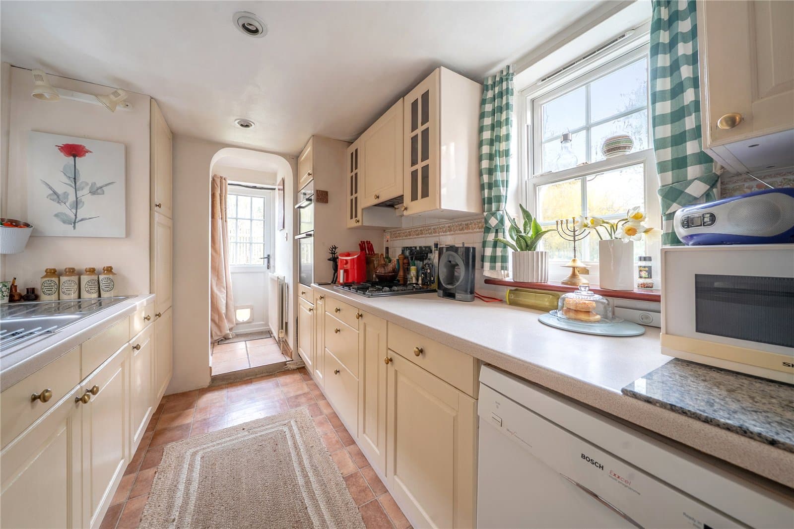 A well presented 2 bedroom end of terrace cottage with a south facing garden, off road parking, located in Knockholt village within walking distance to amenities. — photo 5