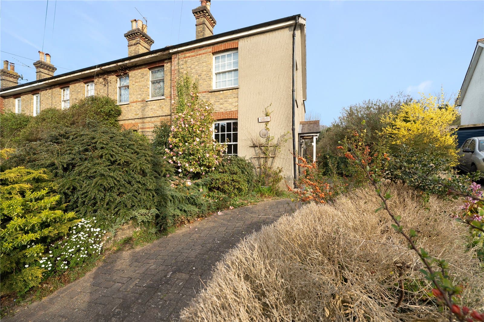 A well presented 2 bedroom end of terrace cottage with a south facing garden, off road parking, located in Knockholt village within walking distance to amenities. — photo 1