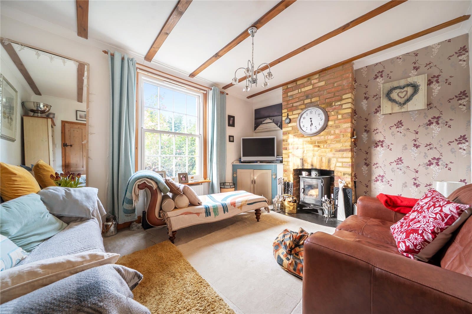A well presented 2 bedroom end of terrace cottage with a south facing garden, off road parking, located in Knockholt village within walking distance to amenities. — photo 2