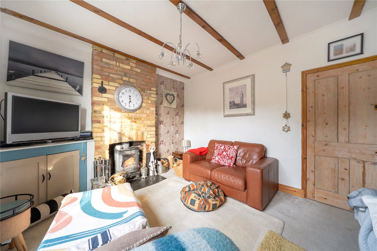 A well presented 2 bedroom end of terrace cottage with a south facing garden, off road parking, located in Knockholt village within walking distance to amenities. — photo 3