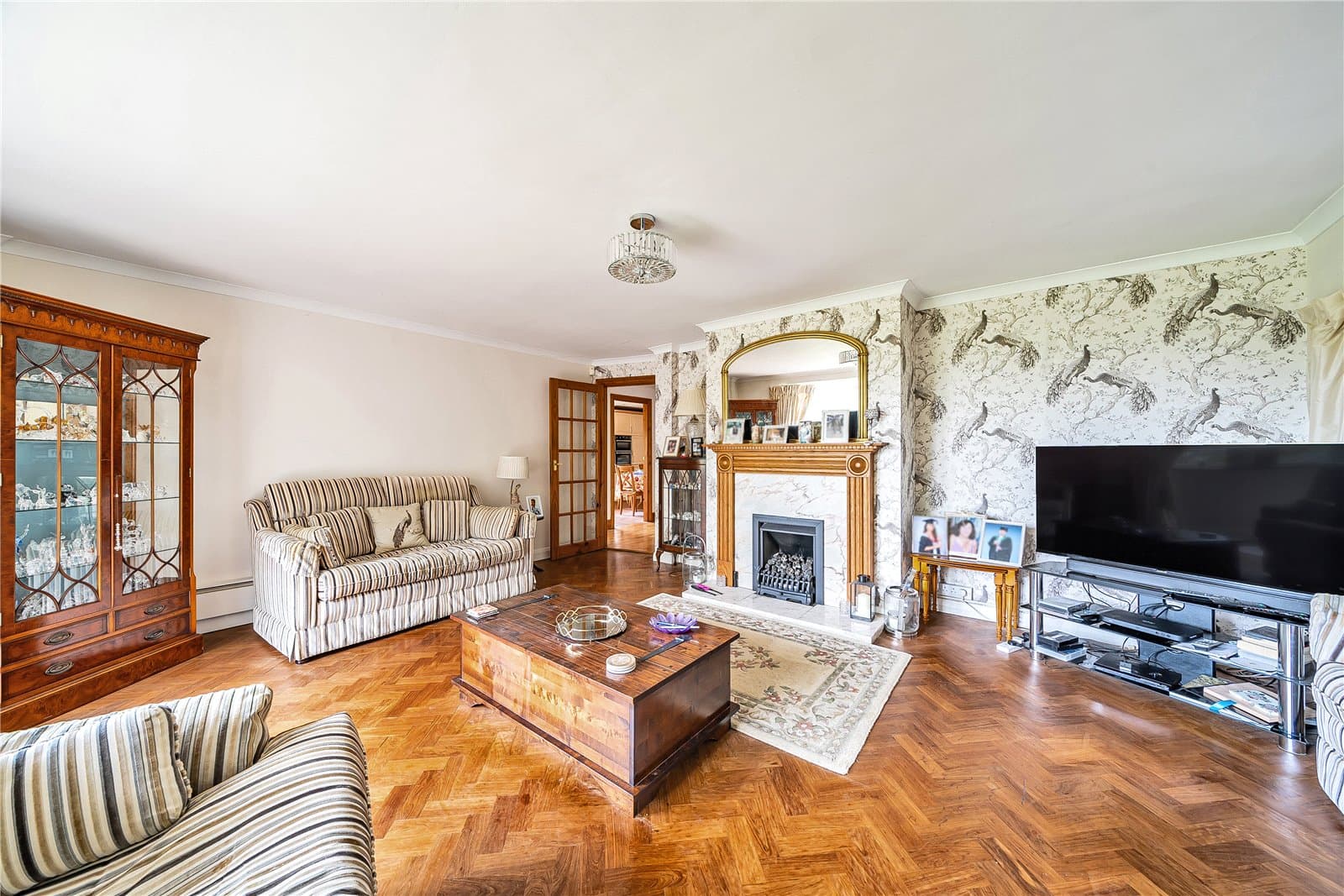 A spacious detached house of 2,781 sq ft offering 4 double bedrooms, driveway, large garage with workshop and beautiful rear garden. Located in Brasted Chart surrounded by stunning countryside. — photo 4