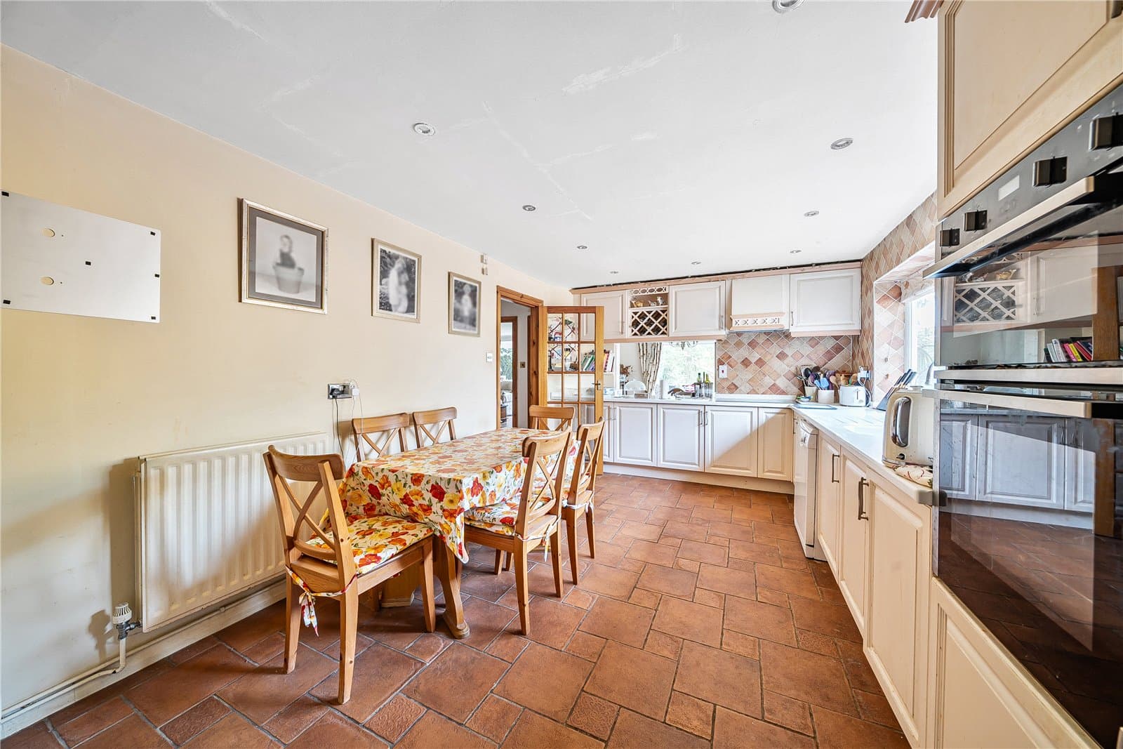 A spacious detached house of 2,781 sq ft offering 4 double bedrooms, driveway, large garage with workshop and beautiful rear garden. Located in Brasted Chart surrounded by stunning countryside. — photo 3
