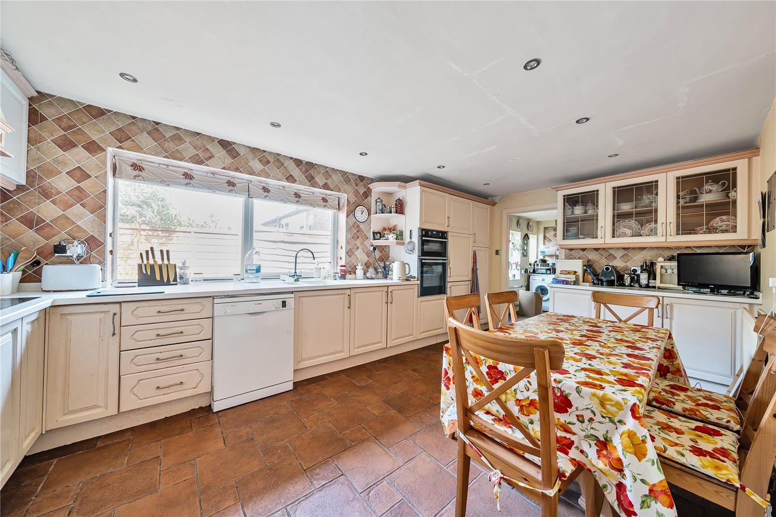 A spacious detached house of 2,781 sq ft offering 4 double bedrooms, driveway, large garage with workshop and beautiful rear garden. Located in Brasted Chart surrounded by stunning countryside. — photo 2