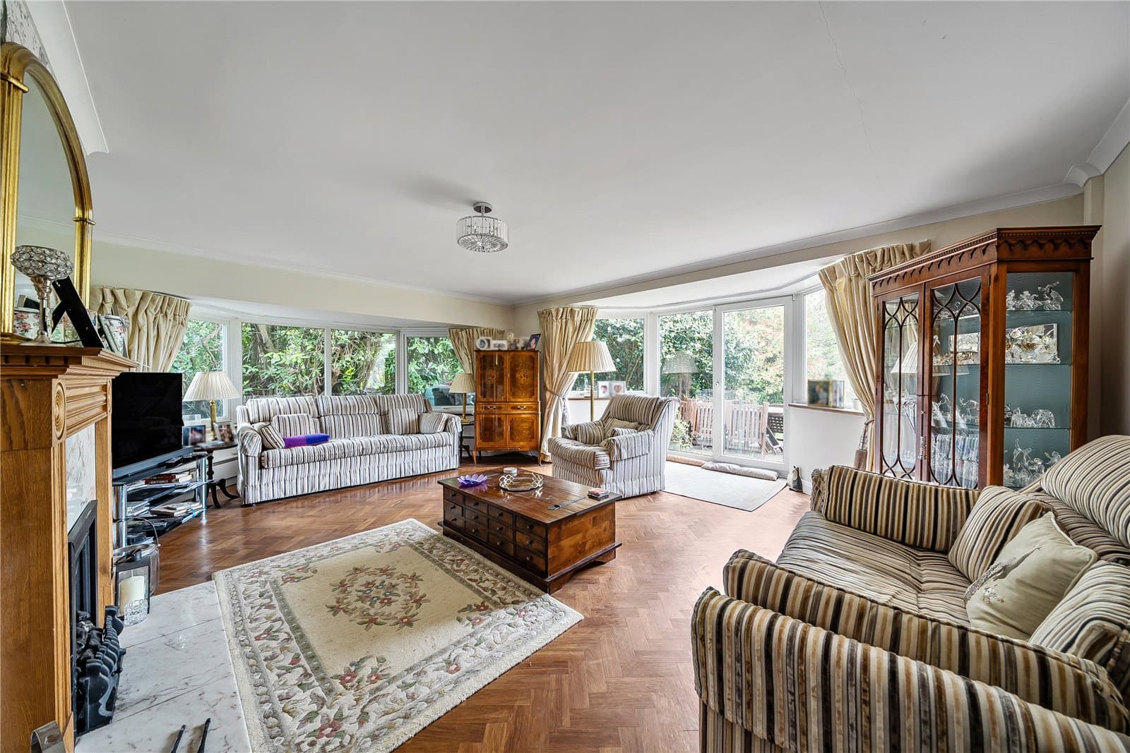 A spacious detached house of 2,781 sq ft offering 4 double bedrooms, driveway, large garage with workshop and beautiful rear garden. Located in Brasted Chart surrounded by stunning countryside.