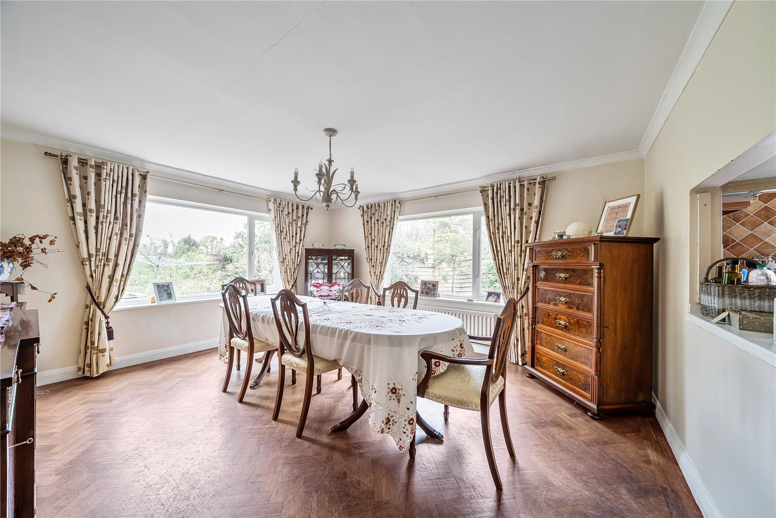 A spacious detached house of 2,781 sq ft offering 4 double bedrooms, driveway, large garage with workshop and beautiful rear garden. Located in Brasted Chart surrounded by stunning countryside. — photo 5