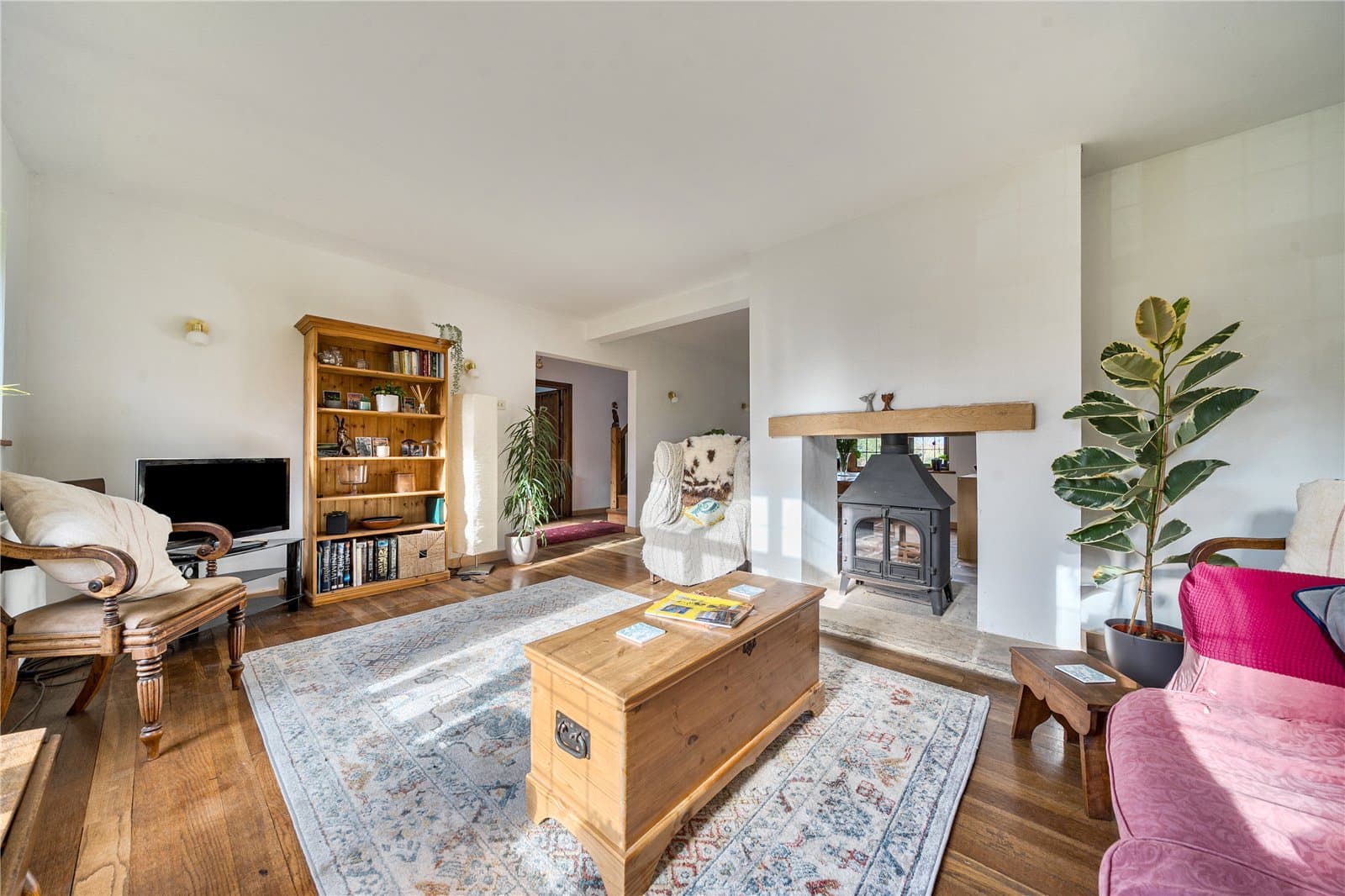 A detached character home, offering well presented open-plan accommodation, good size flat garden, garage and driveway. Located on a sought after road in Halstead village with plenty of potential. — photo 2