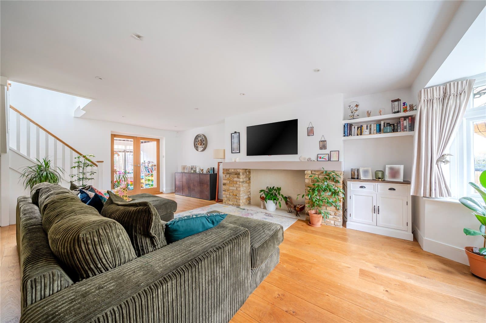 A charming semi-detached home, offering well presented open-plan accommodation, south facing garden, large driveway, garage and home office. Located in the heart of Knockholt village. — photo 3