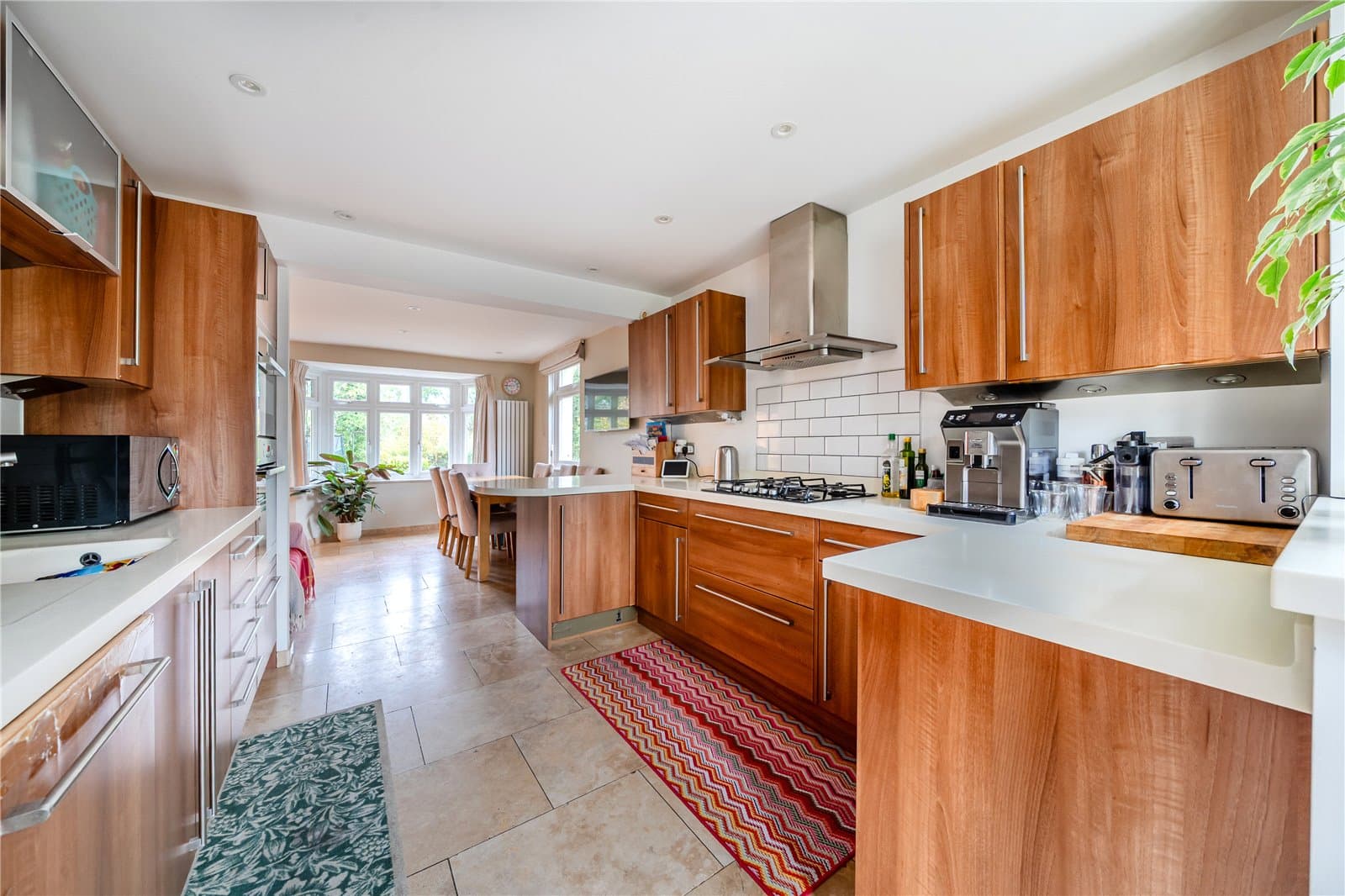 A charming semi-detached home, offering well presented open-plan accommodation, south facing garden, large driveway, garage and home office. Located in the heart of Knockholt village. — photo 5