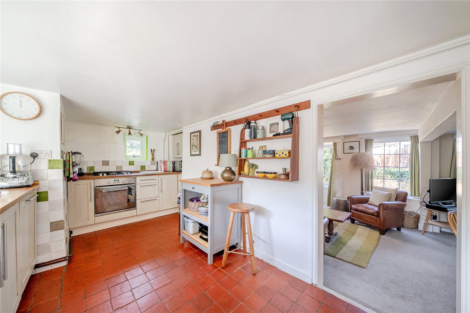 Delightful character 3 bedroom property with secluded garden &amp; driveway — photo 4