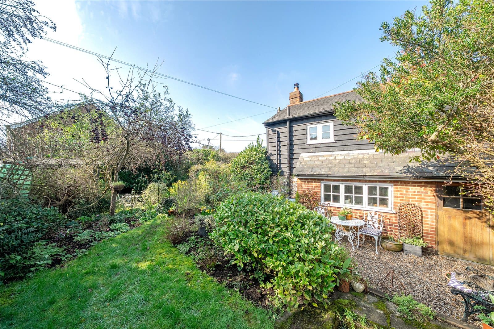 Delightful character 3 bedroom property with secluded garden &amp; driveway — photo 3