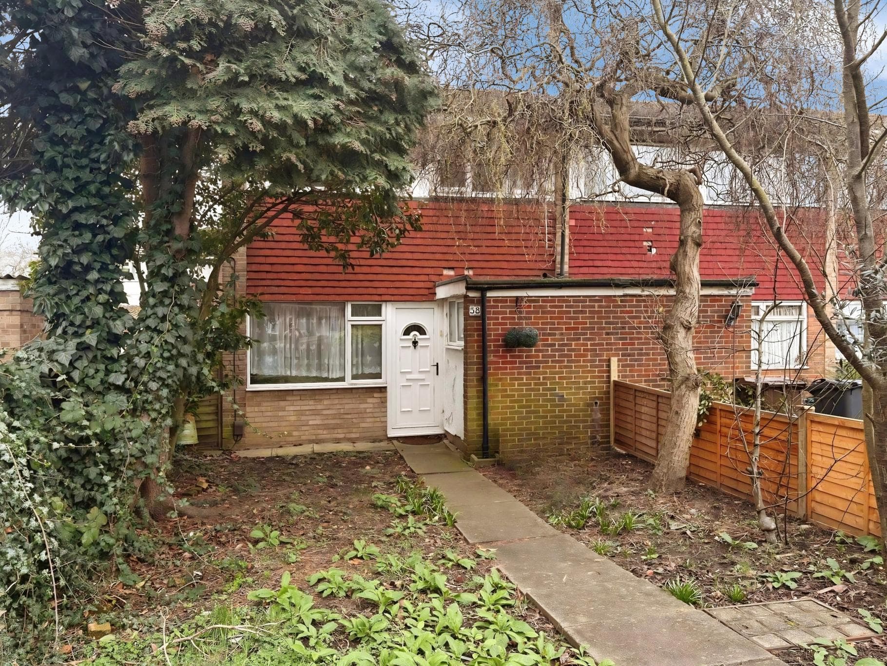 3 bedroom Terraced house, Maple Gardens‚ Staines-upon-thames‚ TW19 — photo 2