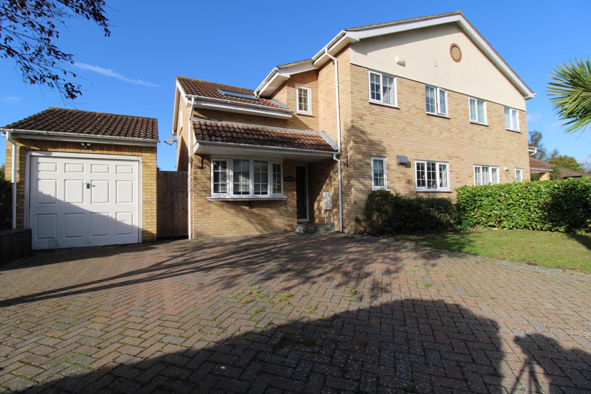 4 bedroom Semi-detached bungalow, Avondale Road‚ Basildon‚ SS16 — photo 2