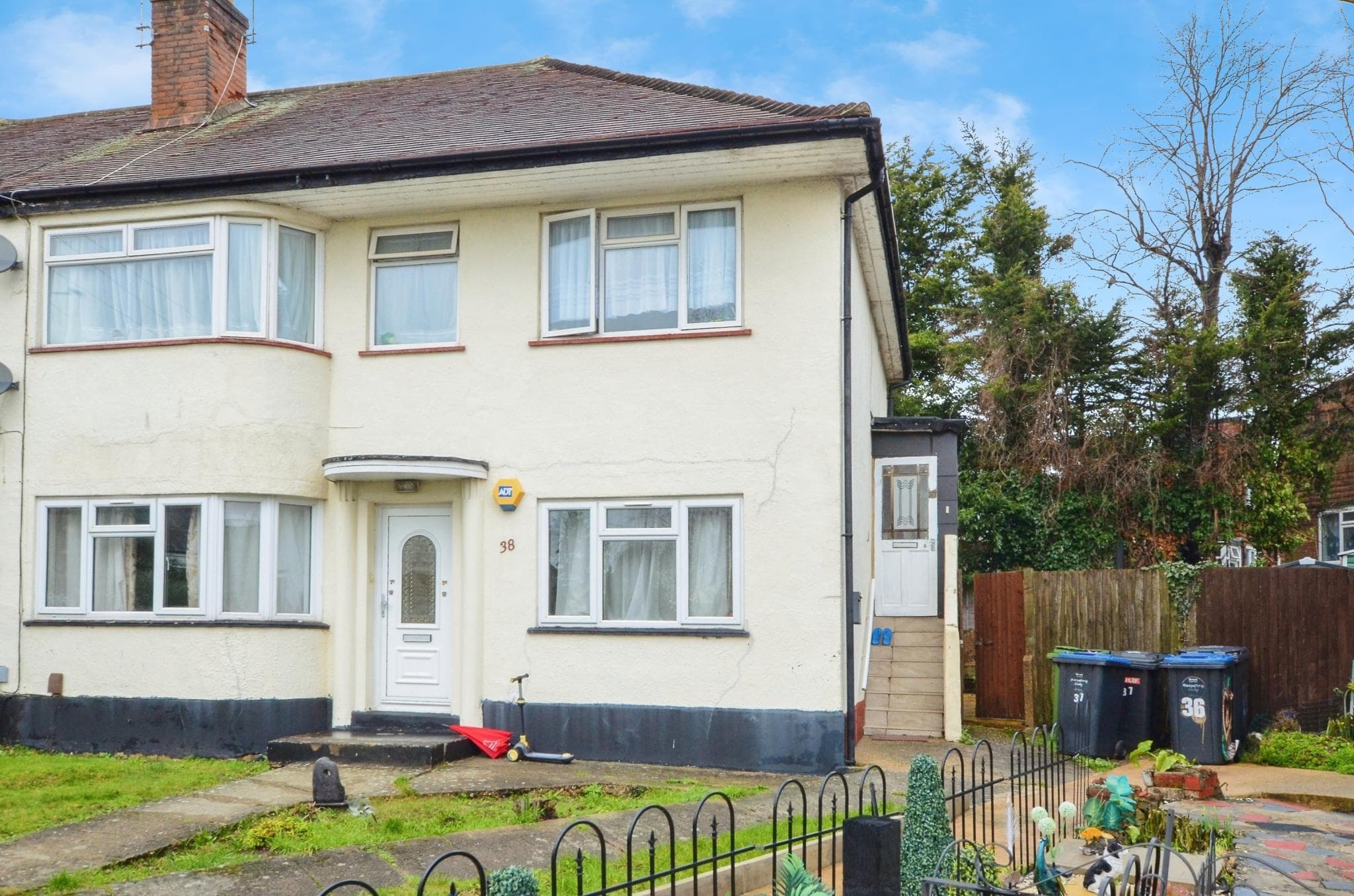 2 bedroom End of terrace house, Fincham Close‚ Uxbridge‚ UB10 — photo 4