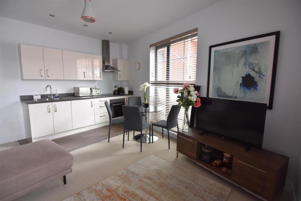 2 Bed Flat, Summer Lane, B19 — photo 3