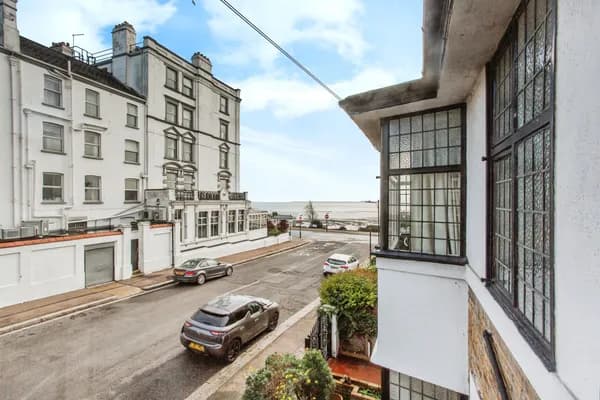 Westcliff Parade, Westcliff-on-Sea, E..., Essex — photo 2