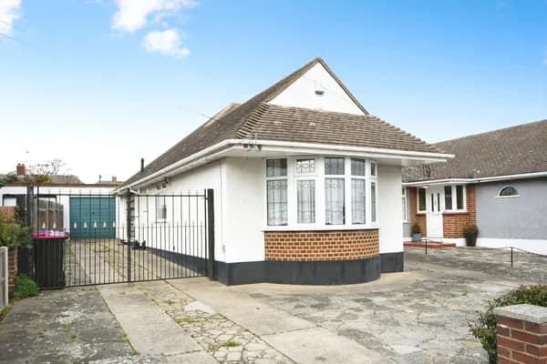Ashurst Avenue, Southend-on-Sea, Esse..., Essex — photo 1