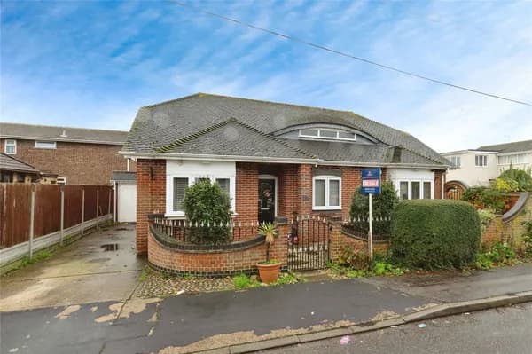 Beverley Avenue, CANVEY ISLAND, Essex..., Essex — photo 1