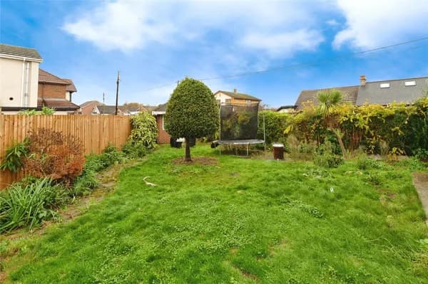 Beverley Avenue, CANVEY ISLAND, Essex..., Essex — photo 2