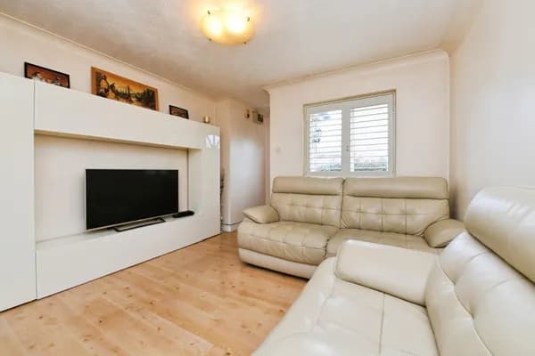 Nottingham Way, Langdon Hills, Basild..., Essex — photo 2