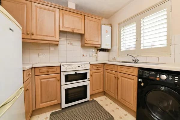 Nottingham Way, Langdon Hills, Basild..., Essex — photo 3