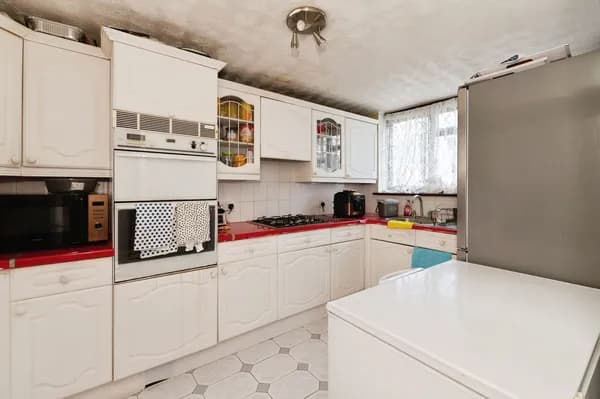 Rochester Way, BASILDON, Essex, SS14, Essex — photo 2
