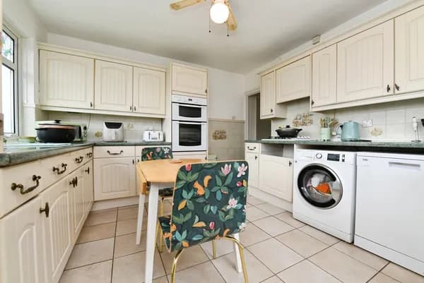 Ashurst Avenue, Southend-on-Sea, Esse..., Essex — photo 2