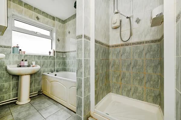 Ashurst Avenue, Southend-on-Sea, Esse..., Essex — photo 3
