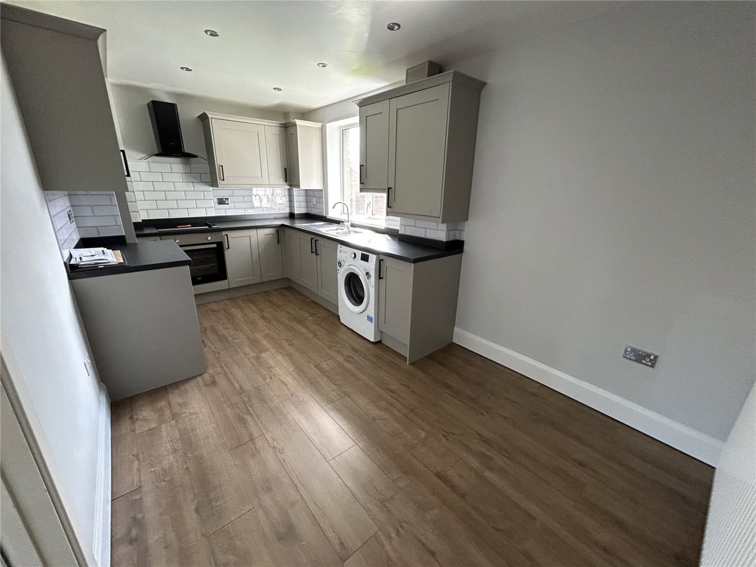 2 bedrooms Flat for Letting in Canley, Coventry — photo 2
