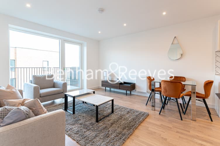 Accolade Avenue, Southall. UB1 — photo 1