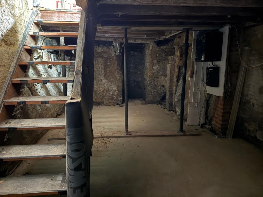 MIXED USE BUILDING FOR IMPROVEMENT AND REPAIR — photo 4
