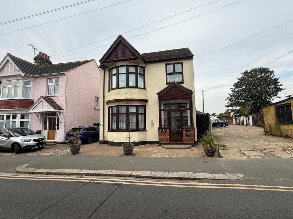 DETACHED HOUSE WITHIN EASY REACH OF THE VIBRANT LEIGH BROADWAY — photo 1