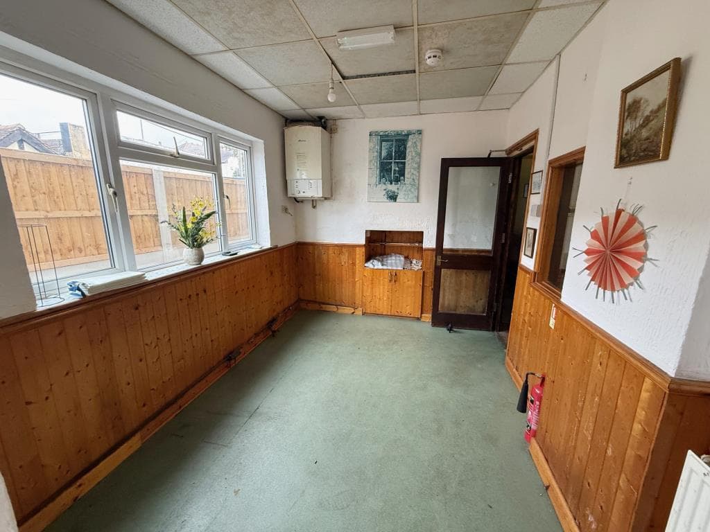 DETACHED HOUSE WITHIN EASY REACH OF THE VIBRANT LEIGH BROADWAY — photo 3