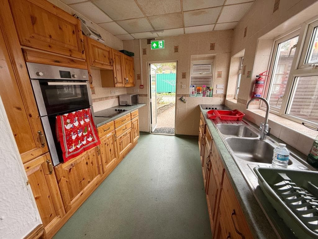 DETACHED HOUSE WITHIN EASY REACH OF THE VIBRANT LEIGH BROADWAY — photo 2