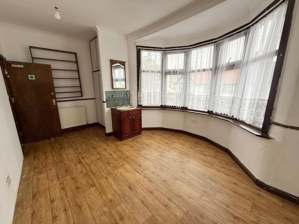 DETACHED HOUSE WITHIN EASY REACH OF THE VIBRANT LEIGH BROADWAY — photo 5