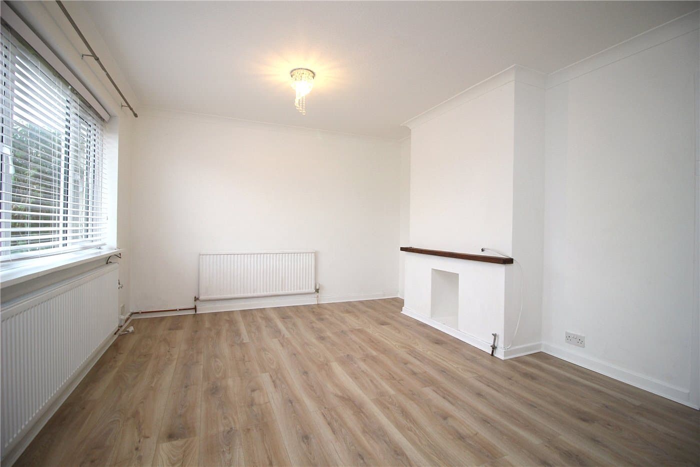 3 bedroom property to rent in Bellhouse Lane, Leigh-on-Sea, Essex, SS9 (Ref LOS220145) — photo 2