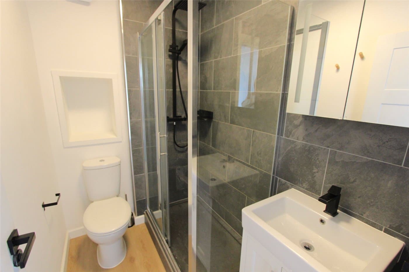 1 bedroom property to rent in Arterial Road, Leigh-on-Sea, Essex, SS9 (Ref LOS240049) — photo 2