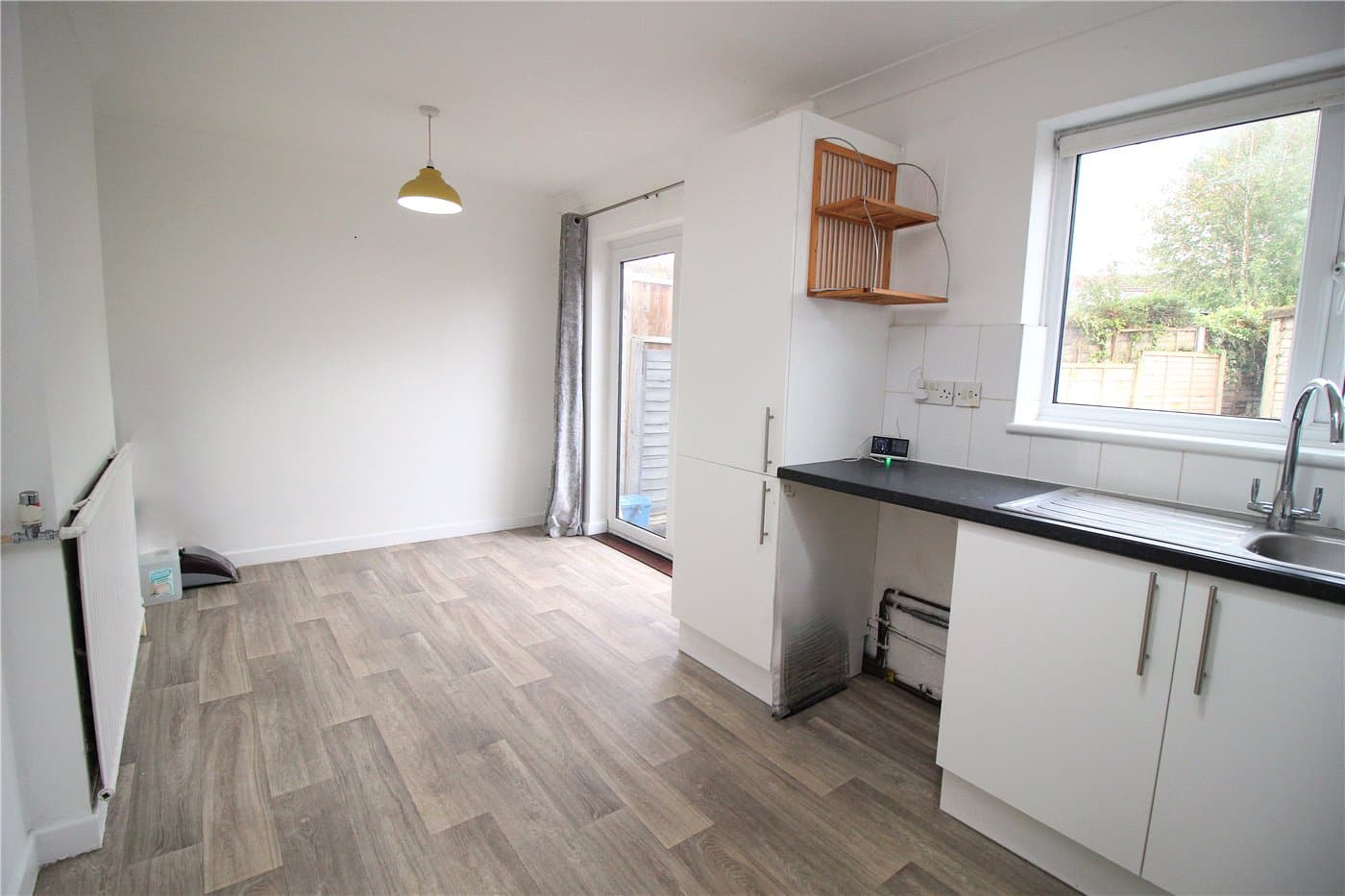 3 bedroom property to rent in Bellhouse Lane, Leigh-on-Sea, Essex, SS9 (Ref LOS220145) — photo 4