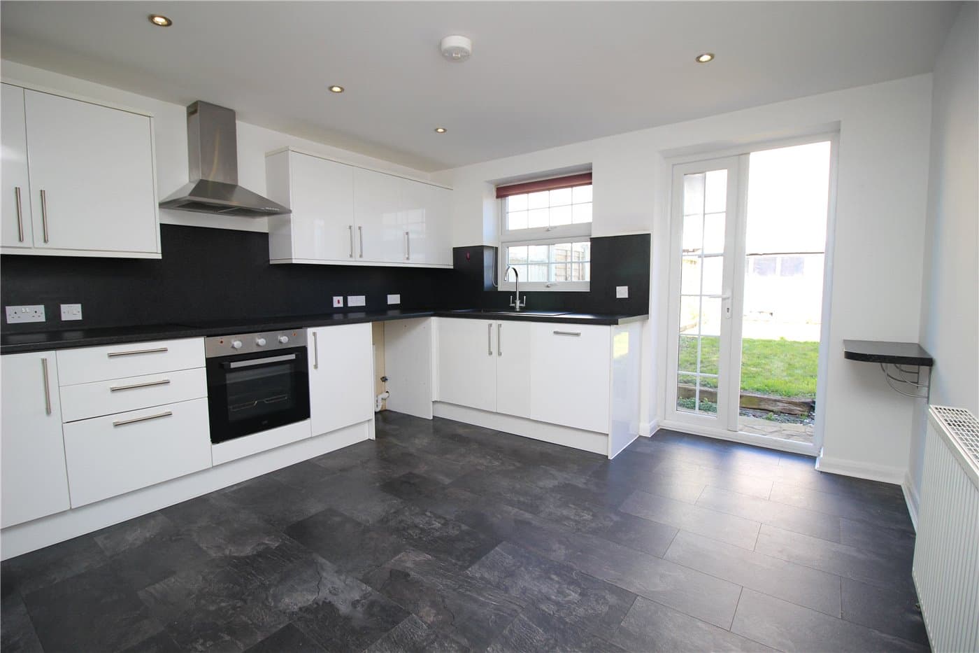 3 bedroom property to rent in Castle Lane, Benfleet, Essex, SS7 (Ref LOS260042) — photo 2
