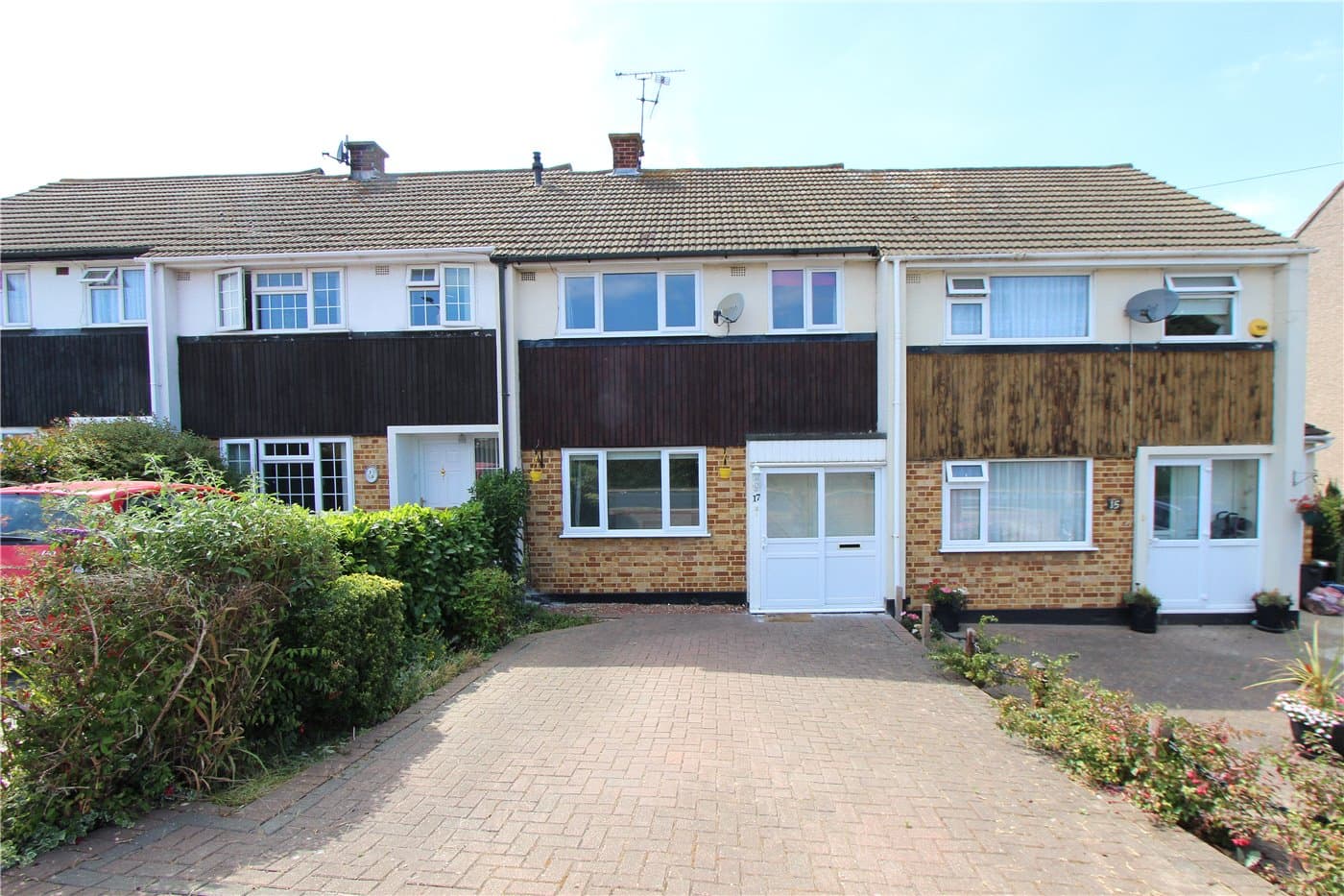 3 bedroom property to rent in Bellhouse Lane, Leigh-on-Sea, Essex, SS9 (Ref LOS220145) — photo 1